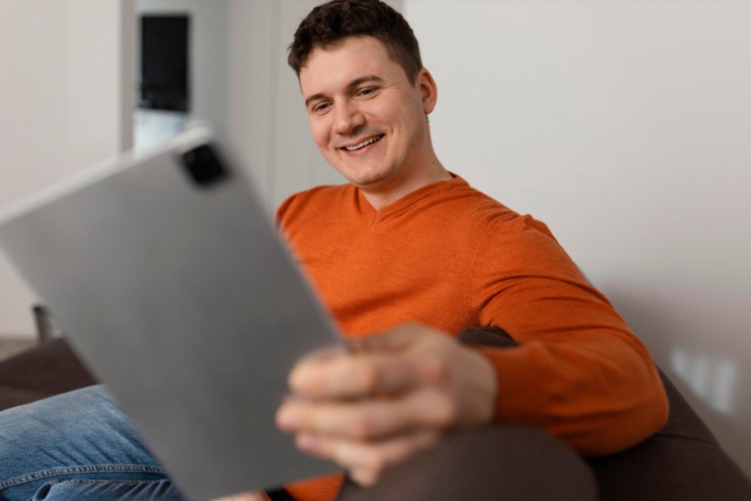 Gruppe von Lernenden beim gemeinsamen Arbeiten an Finanzstrategien